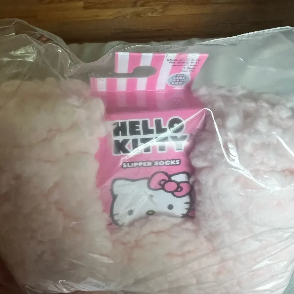 1 LEFT! Sanrio Hello Kitty Sherpa Slipper Socks Pink